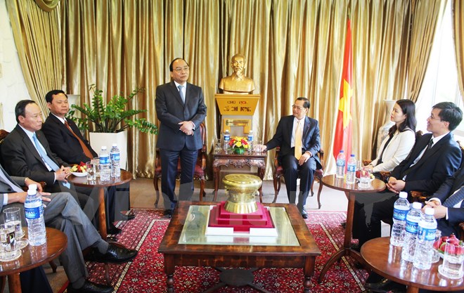 Ph&oacute; Thủ tướng Nguyễn Xu&acirc;n Ph&uacute;c thăm ĐSQ Việt Nam ở Singapore