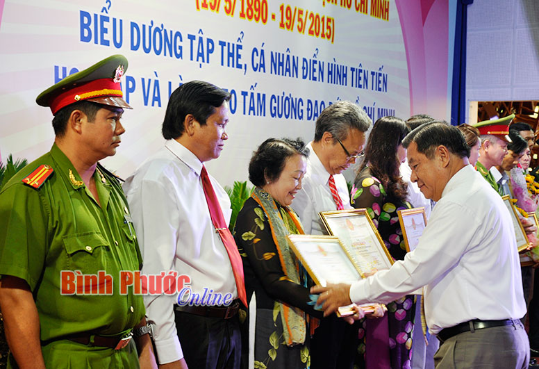 Lễ kỷ niệm 125 năm Ng&agrave;y sinh Chủ tịch Hồ Ch&iacute; Minh v&agrave; tuy&ecirc;n dương 89 tập thể, c&aacute; nh&acirc;n điển h&igrave;nh học, l&agrave;m theo B&aacute;c