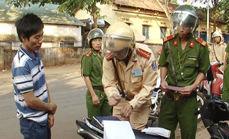 B&ugrave; Đăng: Ng&agrave;y đầu ti&ecirc;n, 13 trường hợp bị phạt h&agrave;nh ch&iacute;nh v&igrave; kh&ocirc;ng đội n&oacute;n bảo hiểm cho con