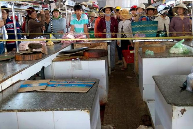 C&atilde;i nhau, nam thanh ni&ecirc;n bị b&agrave; b&aacute;n thịt heo đ&acirc;m chết