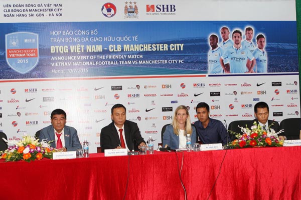 Trao tặng 2 tỷ đồng từ tiền bán vé trận ManCity cho quỹ "Đền ơn đáp nghĩa"