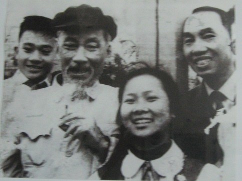 Nh&agrave; b&aacute;o B&ugrave;i Đ&igrave;nh T&uacute;y v&agrave; những bức ảnh sống m&atilde;i với thời gian