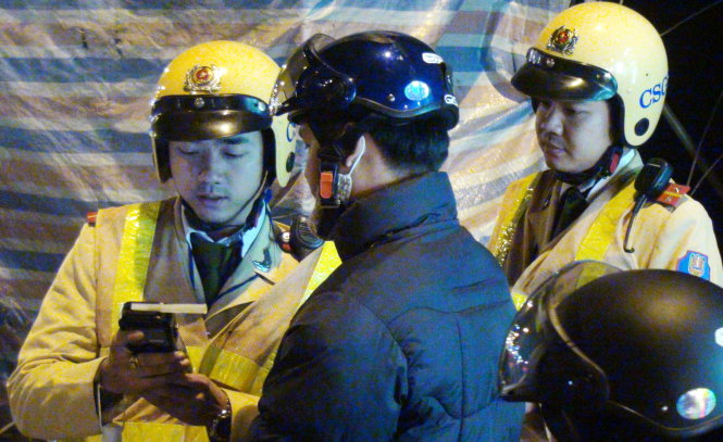 Cầm điện thoại n&oacute;i chuyện khi l&aacute;i xe: phạt 800.000 đồng