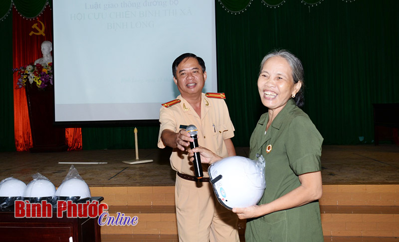 110 cựu chiến binh thị xã Bình Long: Nghe tuyên truyền giao thông đường bộ