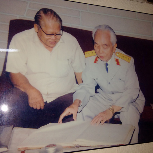 Xếp b&uacute;t nghi&ecirc;n l&ecirc;n đ&agrave;ng tranh đấu