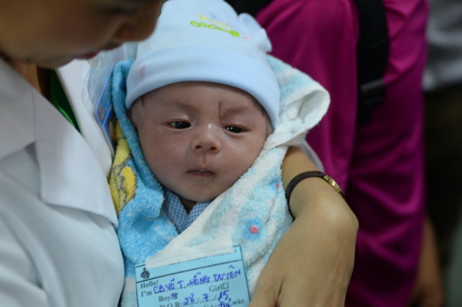 Bé sơ sinh bị đâm thấu sọ bình phục xuất viện