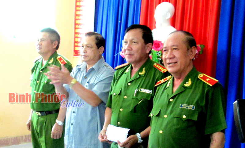 Bộ C&ocirc;ng an, tỉnh v&agrave; huyện Chơn Th&agrave;nh: Khen thưởng Ban chuy&ecirc;n &aacute;n vụ thảm s&aacute;t tại x&atilde; Minh Hưng
