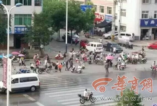 Cả trăm người Trung Quốc đổ xô ra đường để "nhặt vàng"