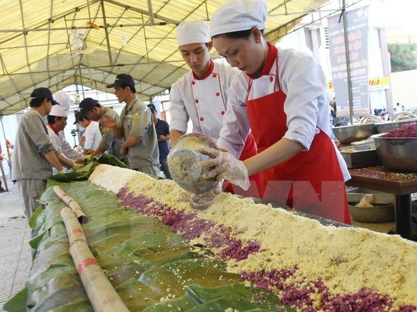 D&acirc;ng c&uacute;ng đ&ograve;n b&aacute;nh t&eacute;t d&agrave;i 21 m&eacute;t tại Nghĩa trang liệt sỹ Đường 9