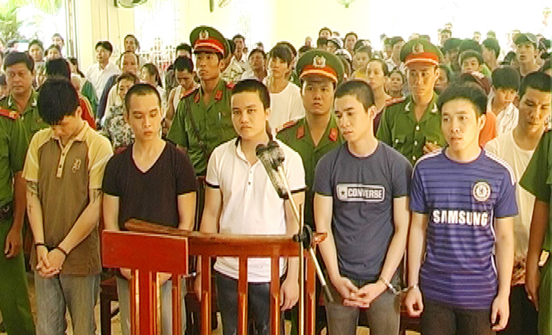 31 năm t&ugrave; cho 4 kẻ cướp xe m&aacute;y trong đ&ecirc;m