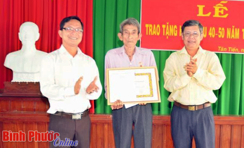 Th&ecirc;m 2 đảng vi&ecirc;n được trao huy hiệu 50, 40 năm tuổi đảng