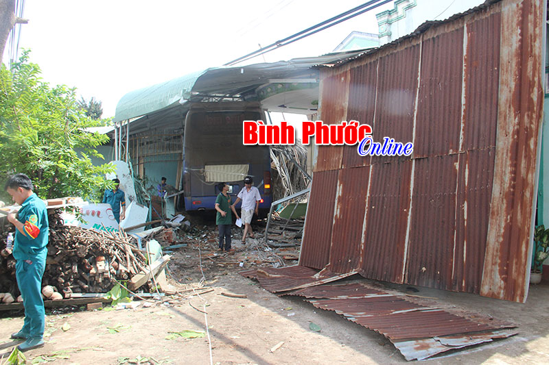 Mất lái, xe giường nằm tông vào 4 nhà dân