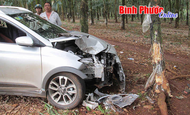 Xe du lịch &ldquo;bay tự do&rdquo;, đ&acirc;m bật rễ cao su, t&agrave;i xế tho&aacute;t nạn