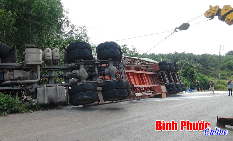 Lật container, hơn 30 tấn bột m&igrave; văng xuống đường