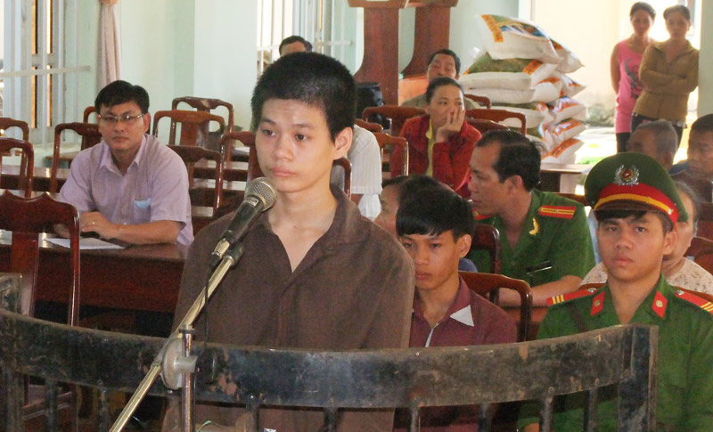 L&atilde;nh &aacute;n t&ugrave; v&igrave; n&eacute;m vỡ k&iacute;nh xe &ocirc; t&ocirc;