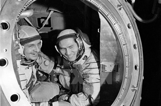 Chuyến bay lịch sử và tình bạn đặc biệt của 2 nhà du hành vũ trụ