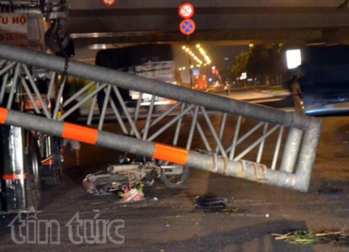 Thanh giới hạn chiều cao rơi đè chết người đi xe máy