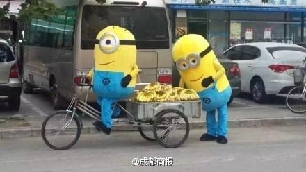 Hai Minion bị cảnh sát Trung Quốc phạt vì "bán chuối dạo"