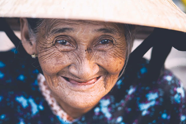 'Người phụ nữ đẹp nhất thế giới': Nghèo thì đã nghèo, cười là vui…
