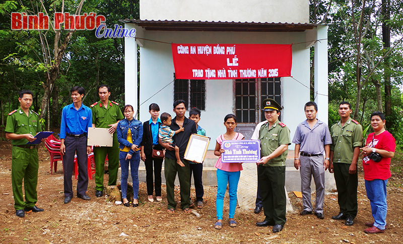 Bàn giao 2 căn nhà tình thương cho đồng bào nghèo xã Tân Phước