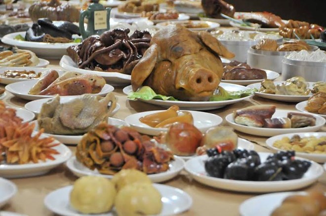 Ngỡ ng&agrave;ng với b&agrave;n tiệc sơn h&agrave;o hải vị được khắc từ đ&aacute; cẩm thạch