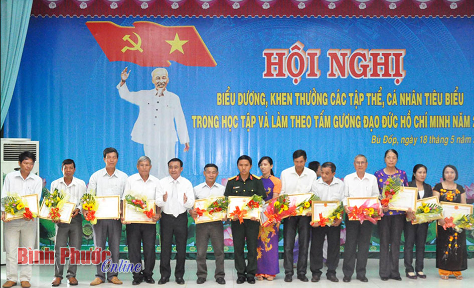 Gương s&aacute;ng học v&agrave; l&agrave;m theo B&aacute;c ở B&ugrave; Đốp