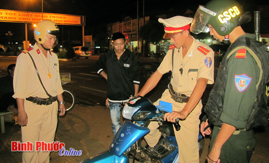 Xử l&yacute; việc lạm dụng rượu bia khi tham gia giao th&ocirc;ng: Rất cần những giải ph&aacute;p quyết liệt