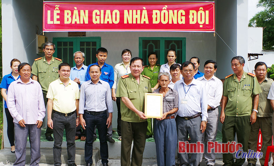 C&ocirc;ng an tỉnh trao nh&agrave; nghĩa t&igrave;nh đồng đội