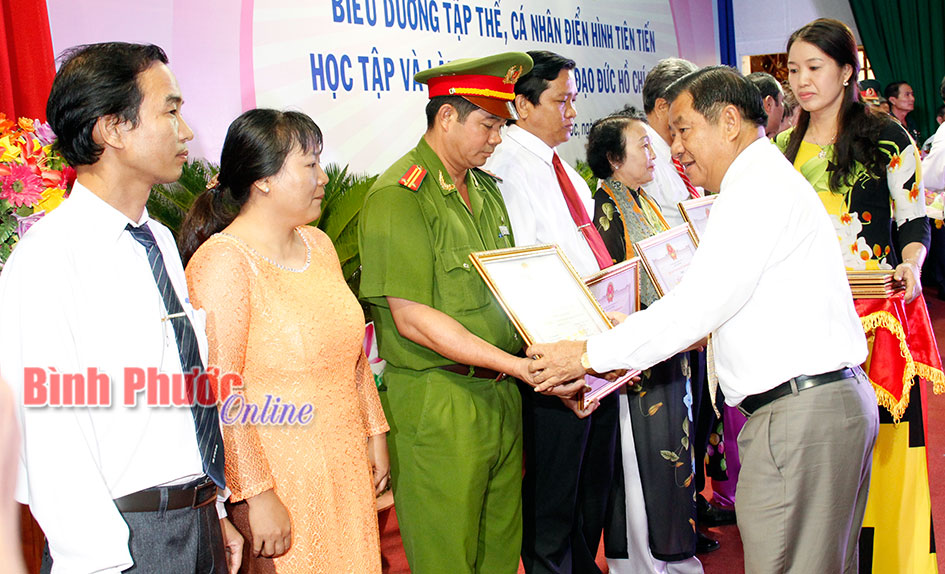 X&acirc;y dựng h&igrave;nh ảnh đẹp của c&ocirc;ng an nh&acirc;n d&acirc;n