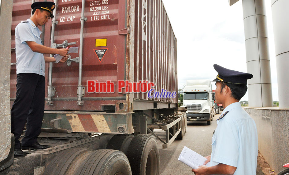 6 th&aacute;ng: bắt, xử l&yacute; 1.771 vụ bu&ocirc;n lậu, vận chuyển h&agrave;ng h&oacute;a tr&aacute;i ph&eacute;p