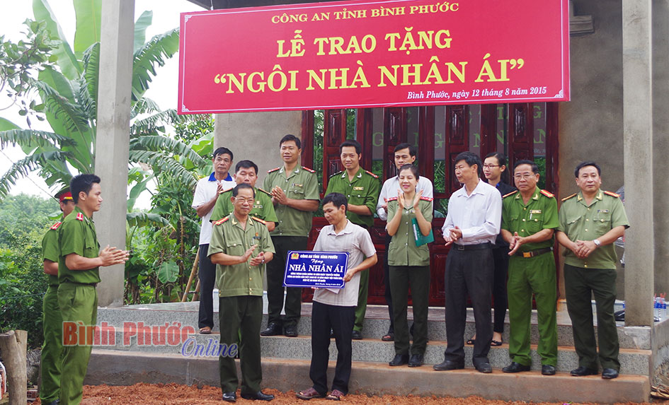 Công an tỉnh tặng 2 nhà nhân ái