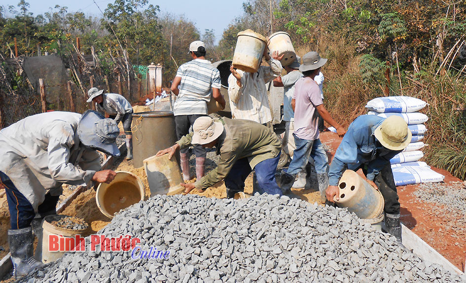 Lộc Ninh: “Nhân dân làm công trình - Nhà nước hỗ trợ vật tư”, tiết kiệm 60% chi phí làm đường giao thông