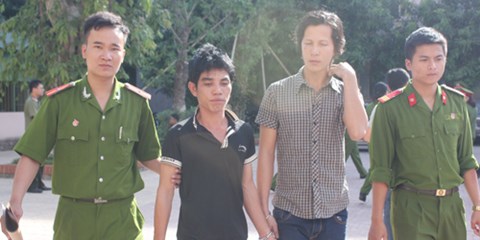 Di l&yacute; 6 đối tượng trốn n&atilde; về Nghệ An