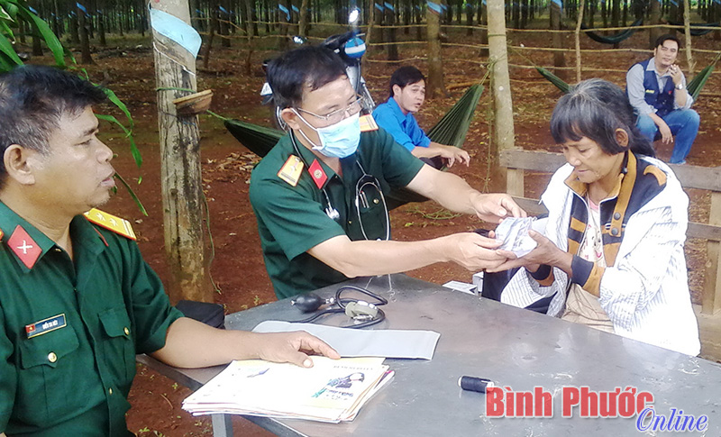 Bộ đội huyện B&ugrave; Đăng gi&uacute;p d&acirc;n tại x&atilde; Đo&agrave;n Kết