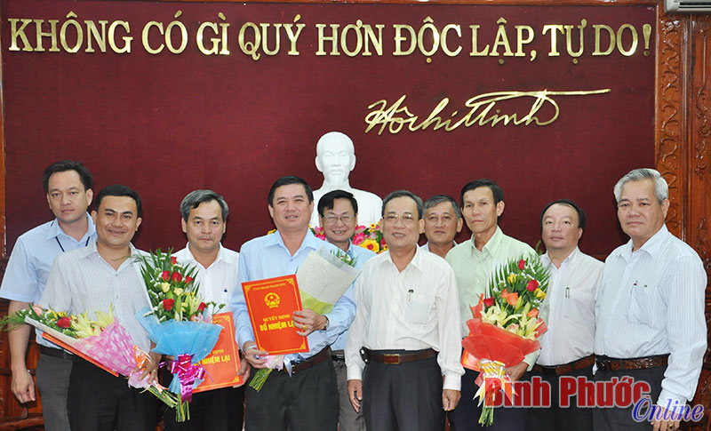 Trao quyết định bổ nhiệm lại c&aacute;c &ocirc;ng: Phạm Th&agrave;nh Chung, L&ecirc; Văn M&atilde;i, L&ecirc; Trường Sơn v&agrave; Cao Ngọc Long