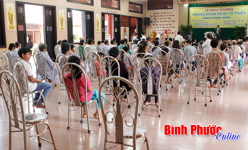 Cần xử l&yacute; việc khắc hoa văn trống đồng tr&ecirc;n mặt ghế