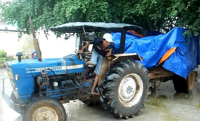 Xe m&aacute;y c&agrave;y ngụy trang chở 6 tấn đường nhập lậu