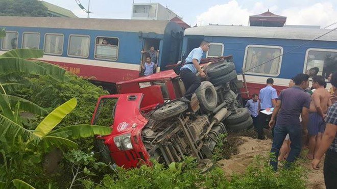 Bất cẩn vượt đường ngang dân sinh, ôtô tải đụng tàu Bắc Nam