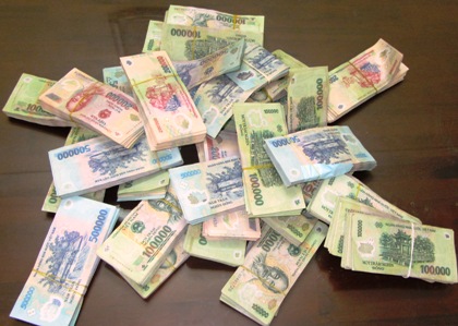 Xe máy "vô chủ" chứa 1,6 tỉ đồng dựng bên đường