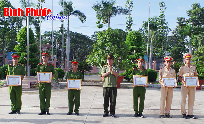 C&ocirc;ng an tỉnh: Khen đột xuất 6 c&aacute; nh&acirc;n