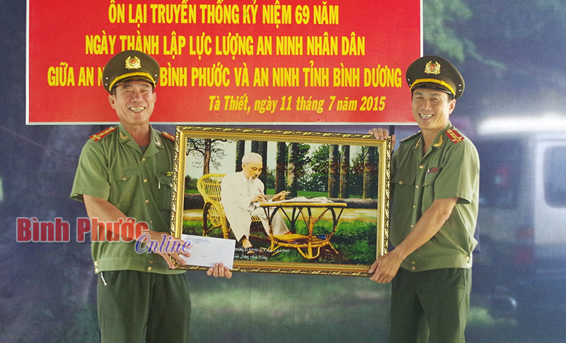 C&ocirc;ng an tỉnh B&igrave;nh Phước v&agrave; B&igrave;nh Dương: Về nguồn &ocirc;n lại truyền thống lực lượng an ninh