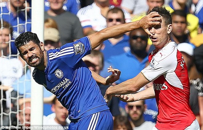 Diego Costa sẽ bị phạt nguội vì hành vi móc mắt Koscielny