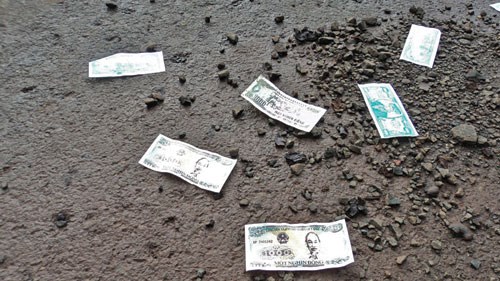 Phạt tiền nếu rải vàng mã trên đường