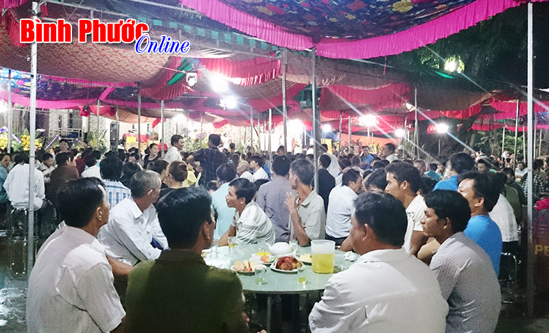 Đêm cuối, hàng ngàn người dân đến chia buồn với gia đình nạn nhân vụ thảm sát