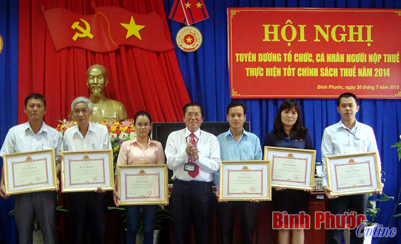 Tuy&ecirc;n dương 126 doanh nghiệp, doanh nh&acirc;n l&agrave;m tốt ch&iacute;nh s&aacute;ch thuế