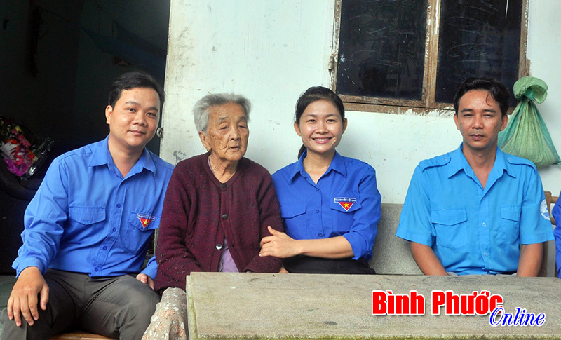 Đo&agrave;n thanh ni&ecirc;n thăm, tặng qu&agrave; Mẹ Việt Nam anh h&ugrave;ng v&agrave; gia đ&igrave;nh ch&iacute;nh s&aacute;ch