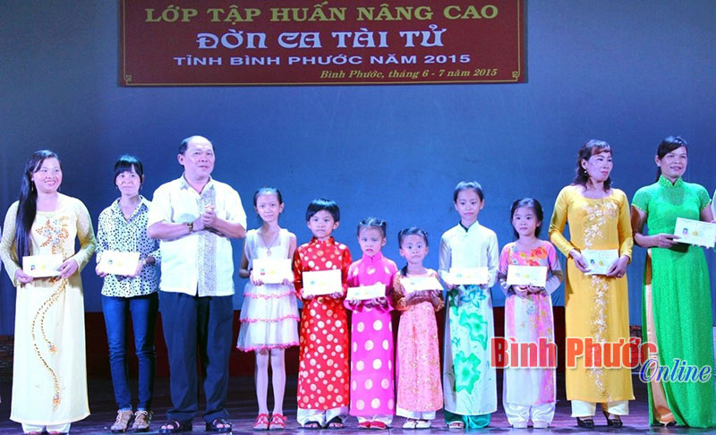 49 học vi&ecirc;n được cấp giấy chứng nhận đờn ca t&agrave;i tử n&acirc;ng cao