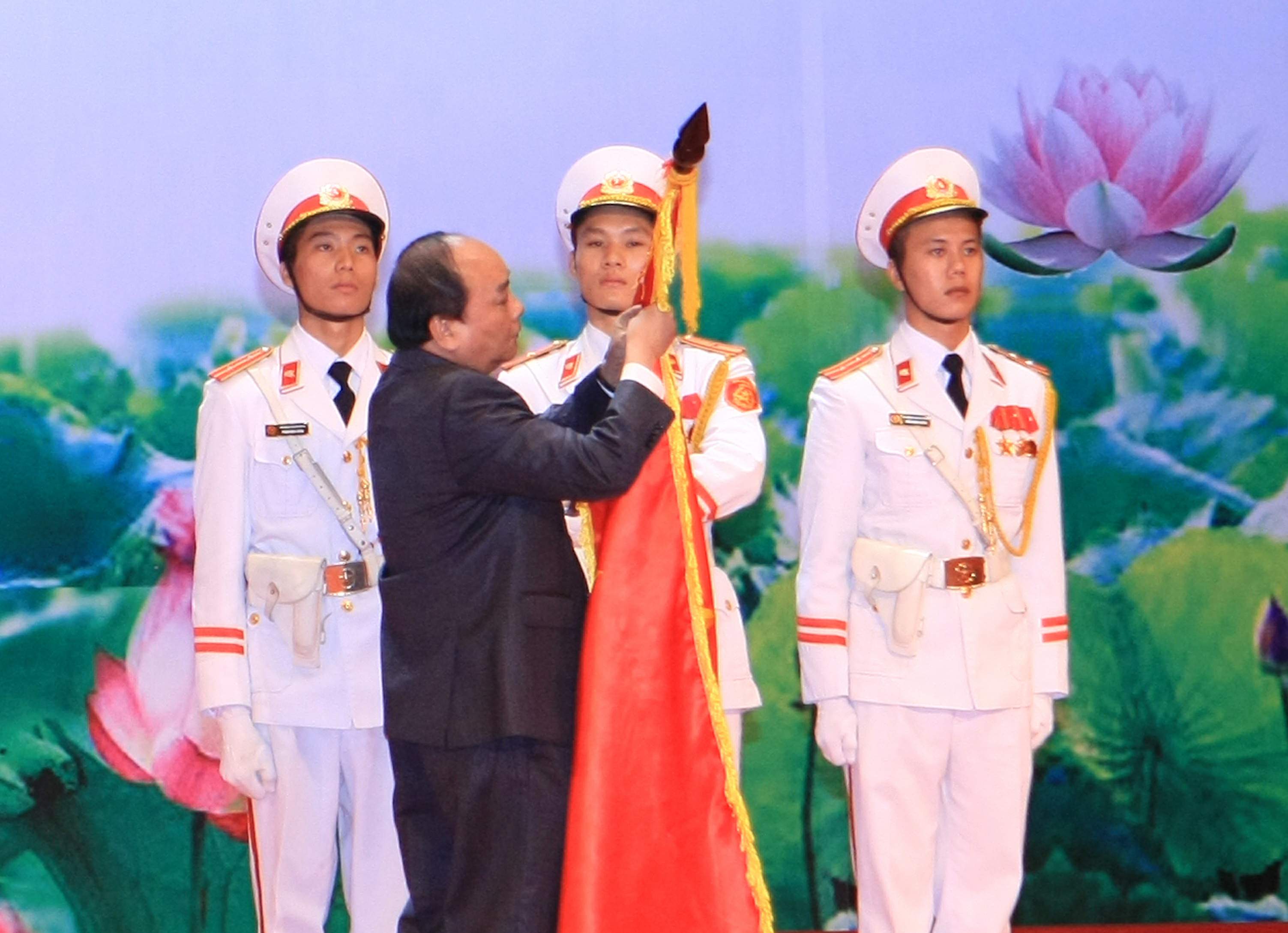 Viện KSNDTC đ&oacute;n nhận Hu&acirc;n chương Độc lập