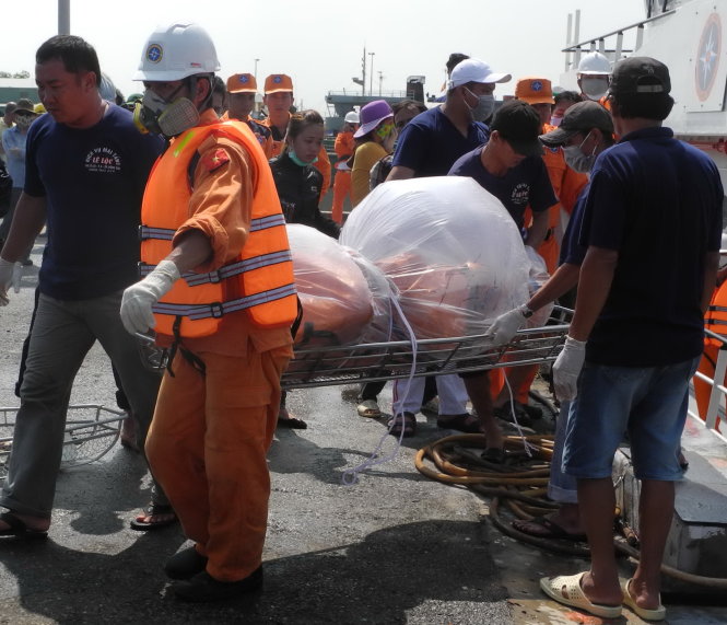 Vụ nổ tàu cá, 11 người chết: Tang thương ngày trở về