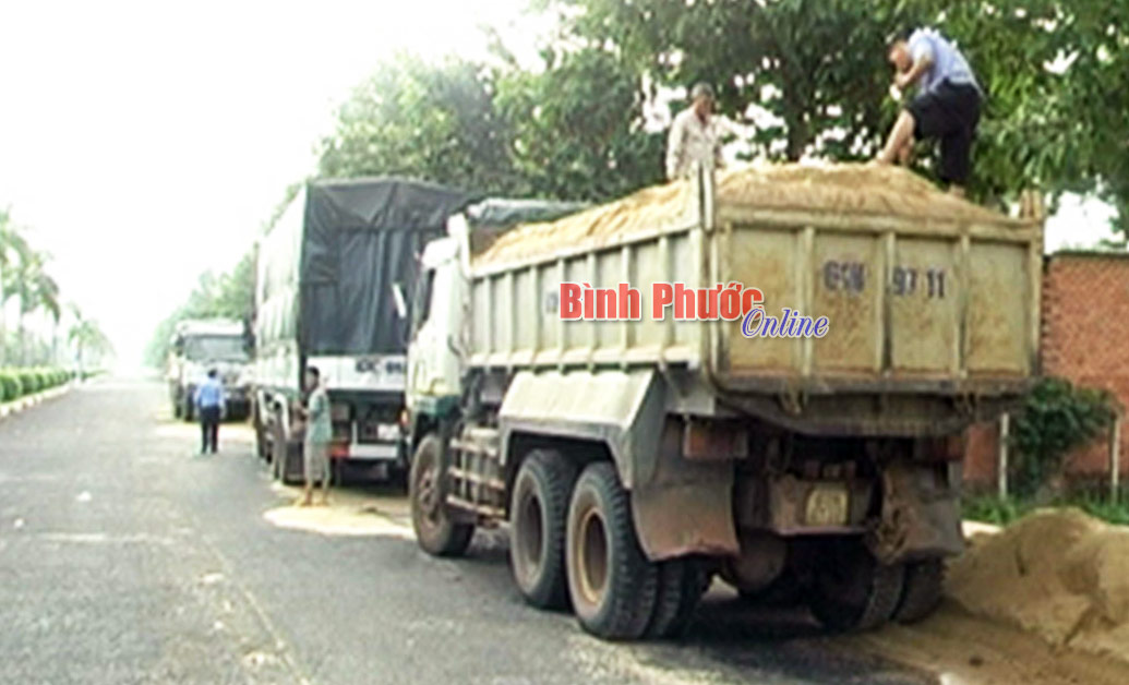 Tiếp tục bắt 4 xe chở qu&aacute; tải